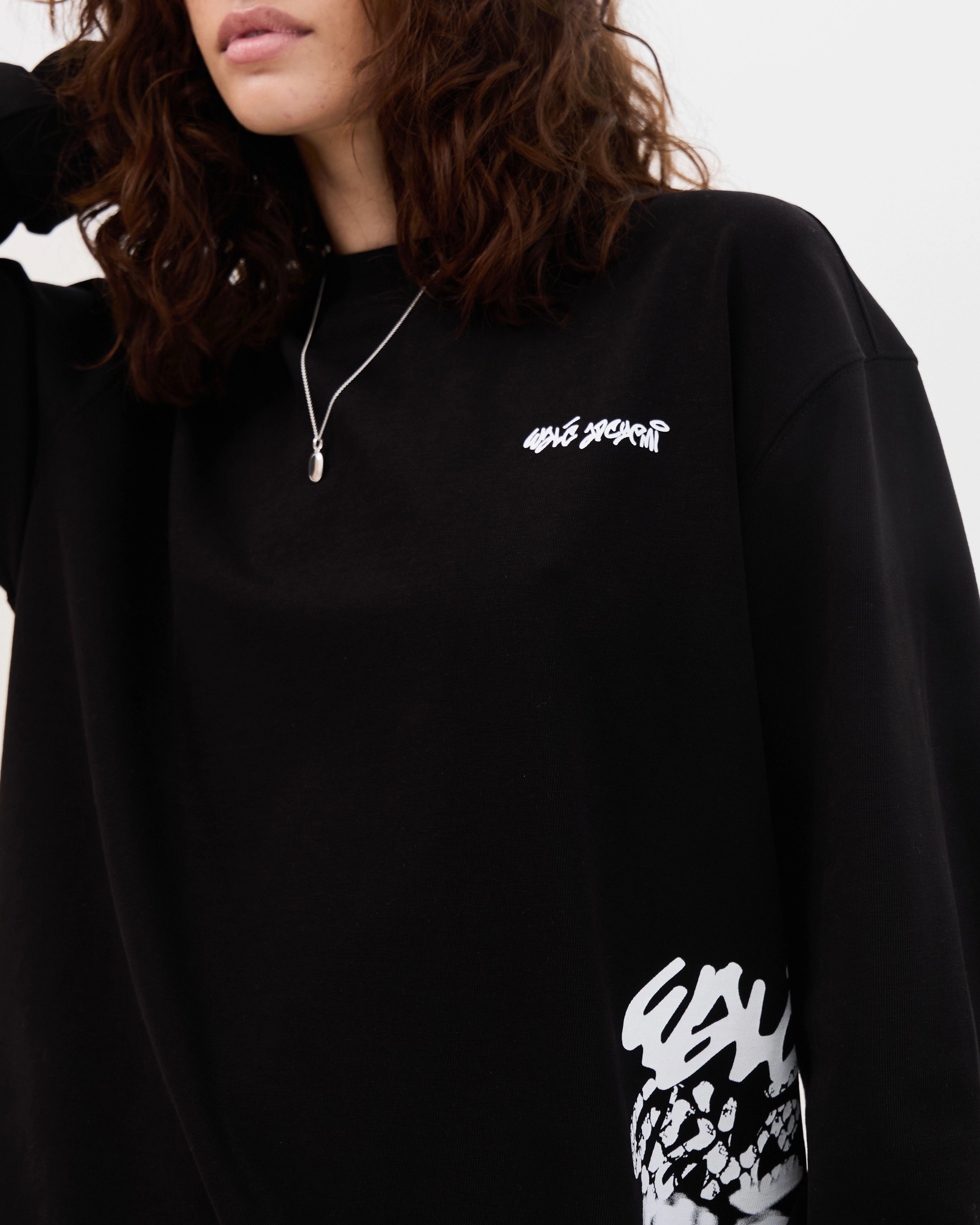 Close-up of the hem print on the Walé Adeyemi Column long-sleeve T-shirt in Black/White