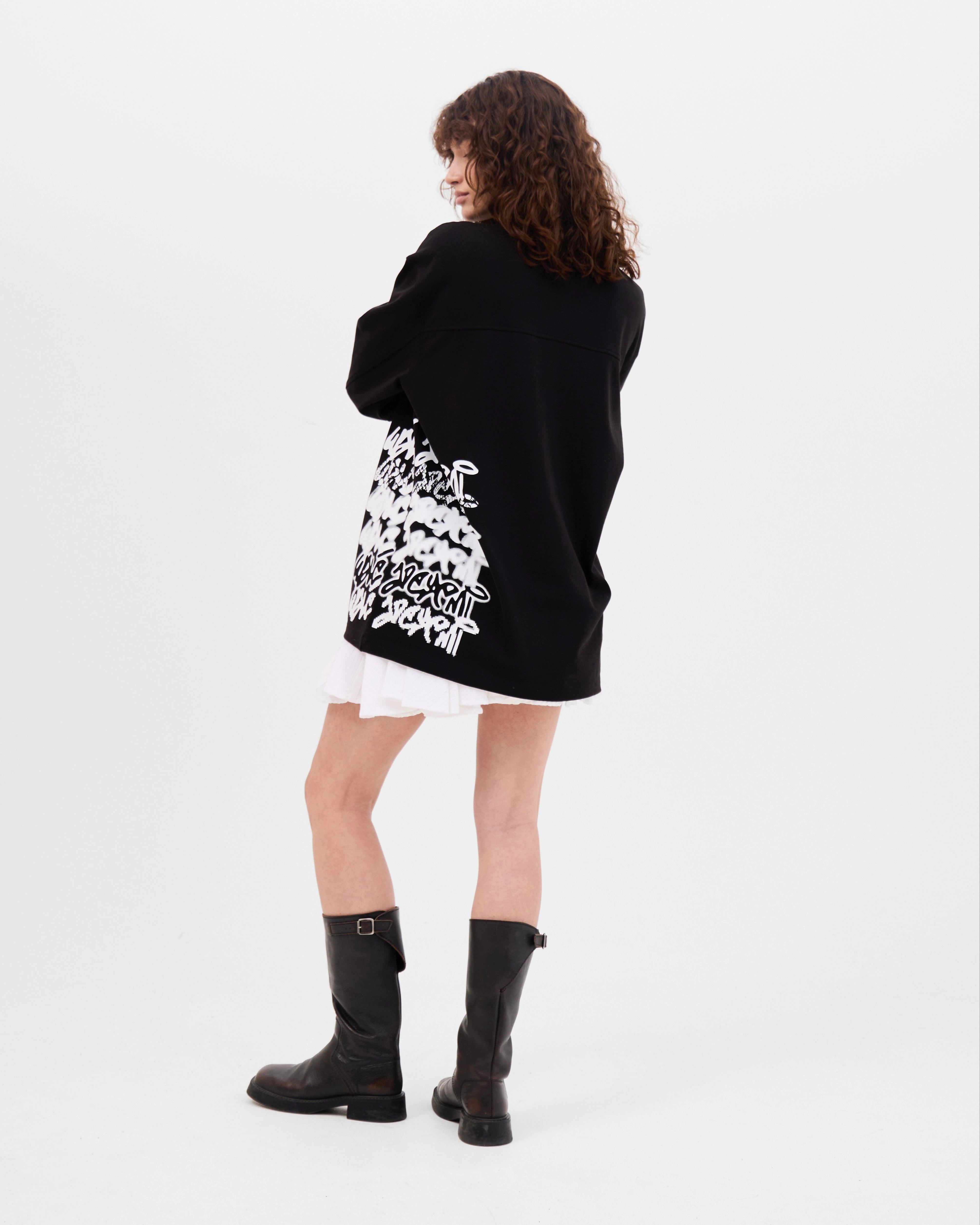 Model wearing the Walé Adeyemi Column long-sleeve T-shirt in Black/White, back view